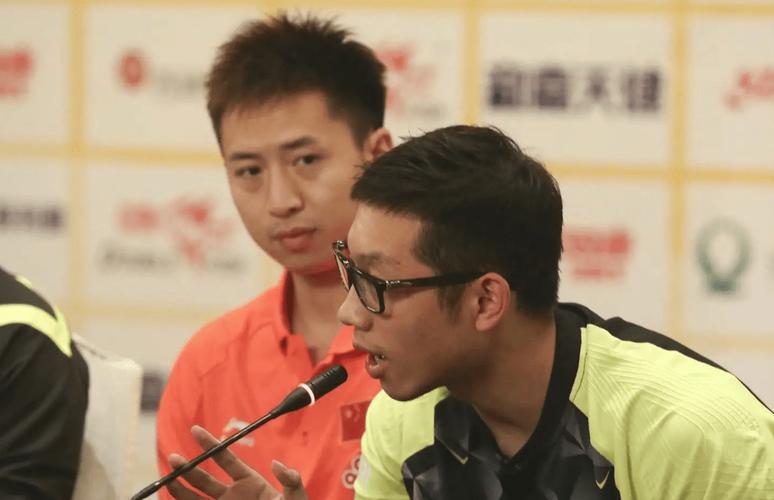 乒乓球世界方博炫耀实力，遭受李晓霞反击，张继科回应
